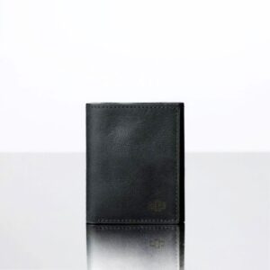 Closed men’s Ashford trifold wallet in black full-grain leather, offering a slim and refined profile for everyday use.