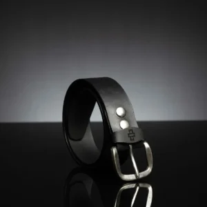 Black leather belt, 40mm wide, designed for a casual yet refined jeans-ready style.