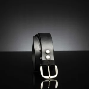 Casual black leather belt, 40mm width, featuring a sturdy silver metal buckle.