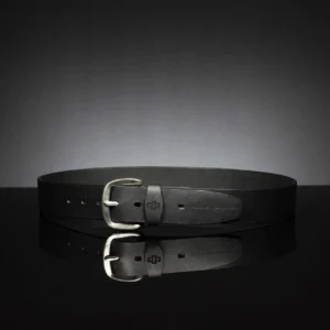 Casual black leather belt, 40mm wide, highlighting a rugged yet polished look.