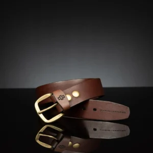 40mm wide brown leather belt, featuring an antique brass buckle for a classic finish.