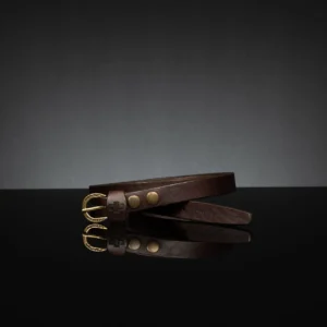 Women’s brown leather skinny belt, 20mm width, with a classic antque brass buckle.